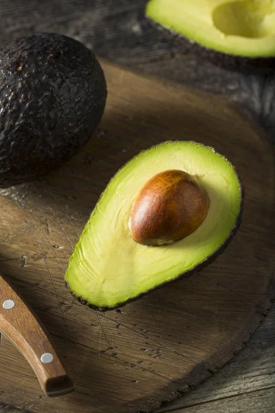 Rohe Bio-reife Avocados — Stockfoto