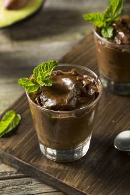 Organik sağlıklı ev yapımı avokado puding