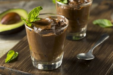 Organik sağlıklı ev yapımı avokado puding