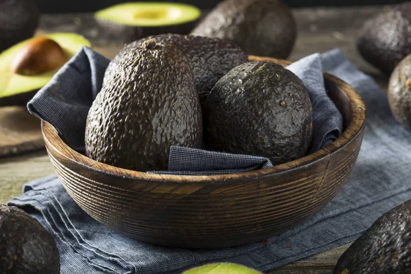 Aguacates maduros orgánicos crudos —  Fotos de Stock