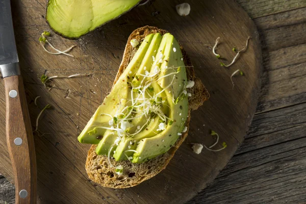 Hälsosam hemlagad avokado rostat bröd — Stockfoto