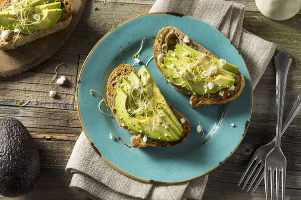 Здоровий домашній тост Avocado — стокове фото
