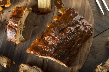 Ev yapımı şımarık pişmiş bebeğimin arka kaburgalarını