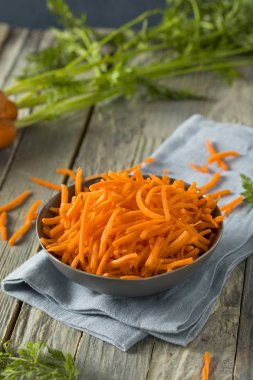 Ham organik portakal rendelenmiş havuç