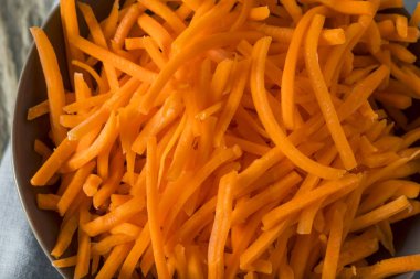 Ham organik portakal rendelenmiş havuç