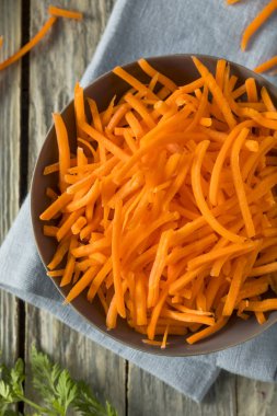 Ham organik portakal rendelenmiş havuç