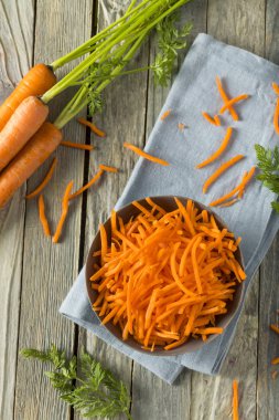 Ham organik portakal rendelenmiş havuç