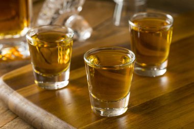 Bourbon viski çekim grup