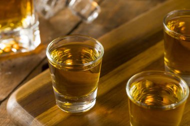 Bourbon viski çekim grup