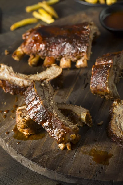 Ev yapımı şımarık pişmiş bebeğimin arka kaburgalarını