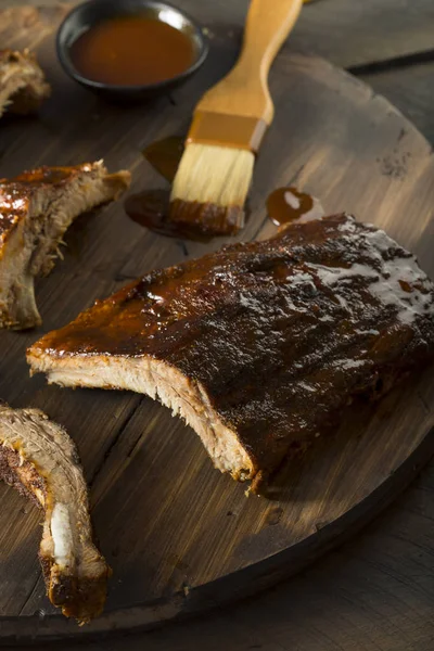 Ev yapımı şımarık pişmiş bebeğimin arka kaburgalarını