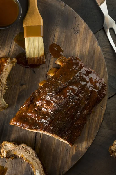 Hecho en casa salado al horno bebé costillas traseras — Foto de Stock