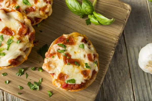 Zelfgemaakte Pepperoni Mini Pizza Bagels — Stockfoto