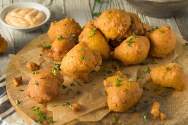 Ev yapımı Deep Fried Hush Puppies