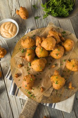 Ev yapımı Deep Fried Hush Puppies