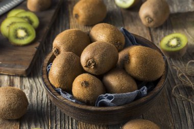 Ham organik kahverengi ve yeşil kivi