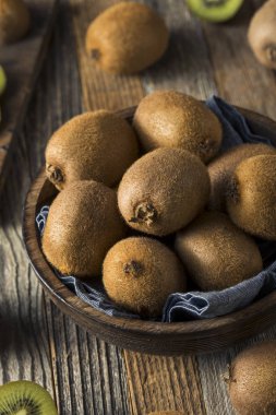 Ham organik kahverengi ve yeşil kivi