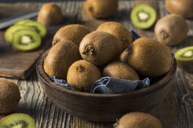 Ham organik kahverengi ve yeşil kivi