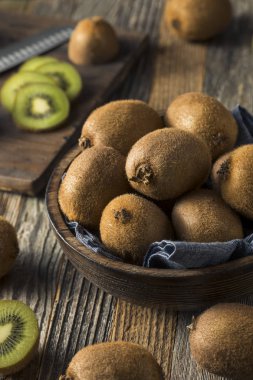 Ham organik kahverengi ve yeşil kivi