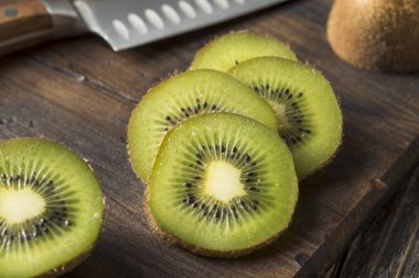 Ham organik kahverengi ve yeşil kivi