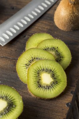 Ham organik kahverengi ve yeşil kivi