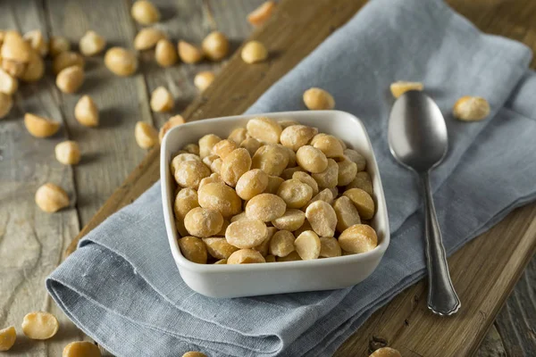 Geröstete Macadamia-Nüsse mit Meersalz — Stockfoto