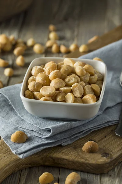 Geroosterde Macadamia noten met zeezout — Stockfoto
