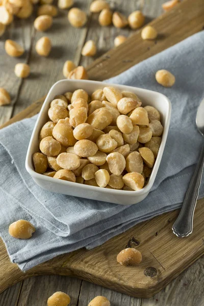 Geroosterde Macadamia noten met zeezout — Stockfoto