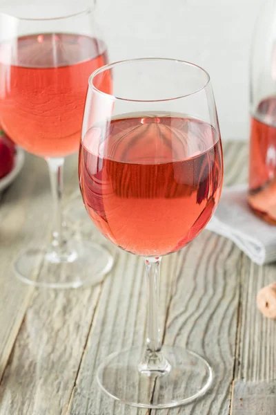Refreshing Pink Rose Wine — Stock Photo, Image