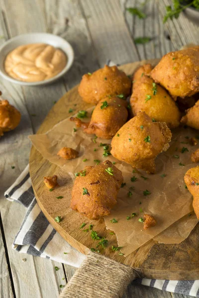 Hausgemachte frittierte stille Welpen — Stockfoto