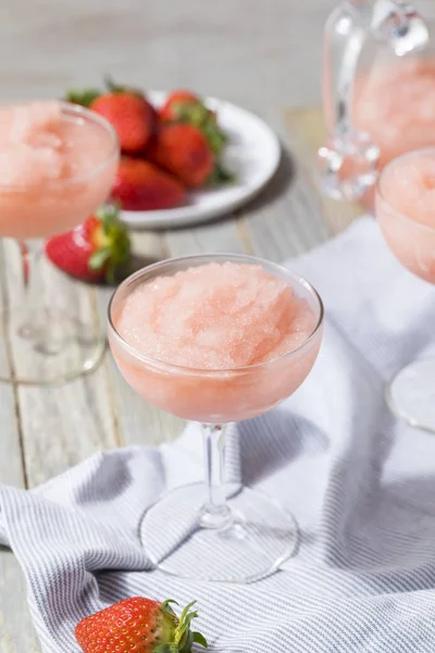 Cocktail de vinho rosa congelado refrescante frio — Fotografia de Stock