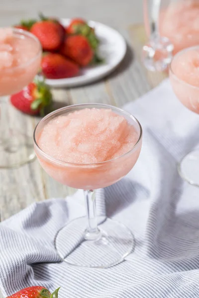 Cocktail de vinho rosa congelado refrescante frio — Fotografia de Stock