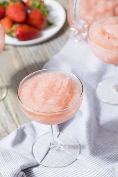 Коктейль Cold Refreshing Frozen Rose Wine — стоковое фото