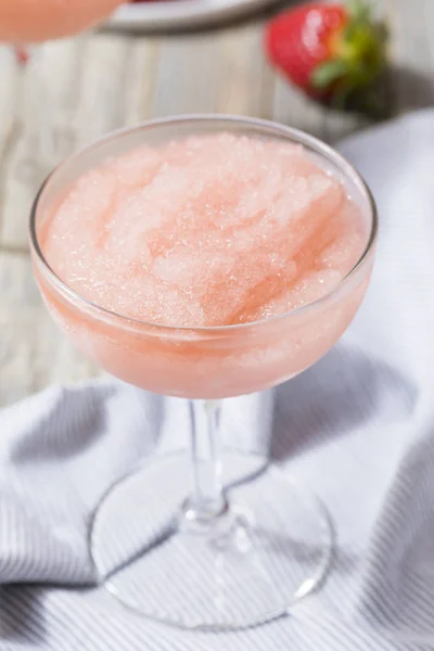 Коктейль Cold Refreshing Frozen Rose Wine — стоковое фото