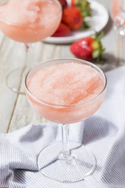 Koude verfrissende Cocktail van de bevroren Rose wijn — Stockfoto