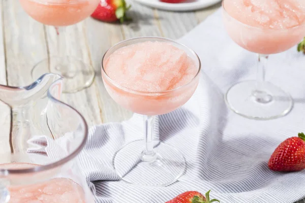 Cóctel de vino rosa congelado refrescante frío —  Fotos de Stock