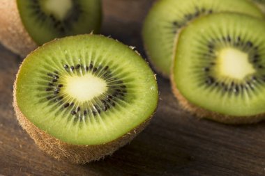 Ham organik kahverengi ve yeşil kivi