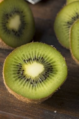 Ham organik kahverengi ve yeşil kivi