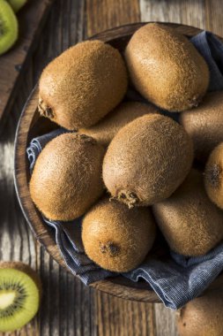 Ham organik kahverengi ve yeşil kivi