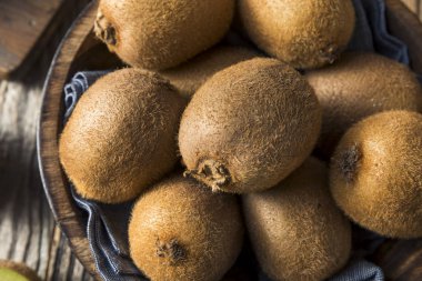 Ham organik kahverengi ve yeşil kivi