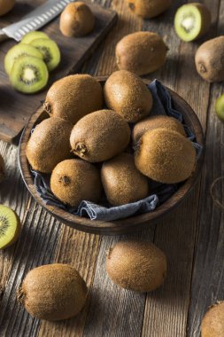 Ham organik kahverengi ve yeşil kivi