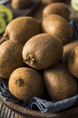 Ham organik kahverengi ve yeşil kivi