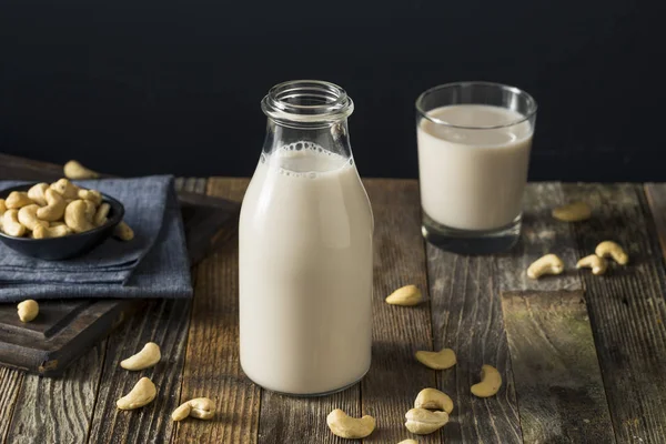 Здоровое органическое кешью-молоко — стоковое фото