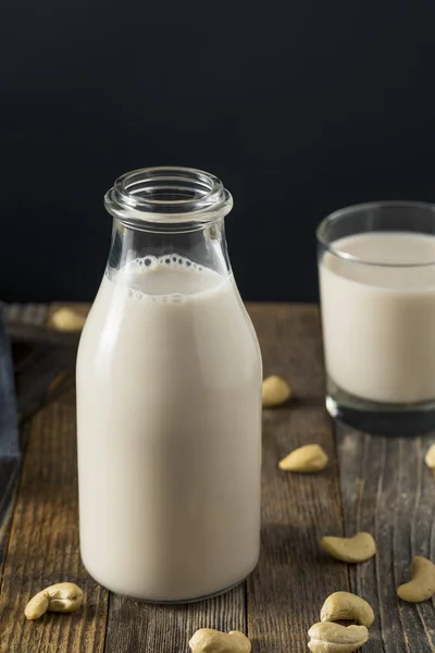 Υγιεινά βιολογικά κάσιους γάλα — Φωτογραφία Αρχείου