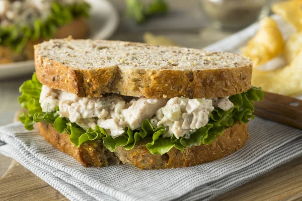 Hausgemachtes gesundes Hühnersalat-Sandwich — Stockfoto