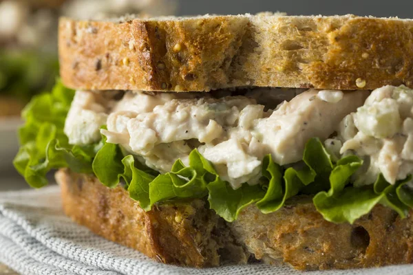 Sanduíche de salada de frango saudável caseiro — Fotografia de Stock