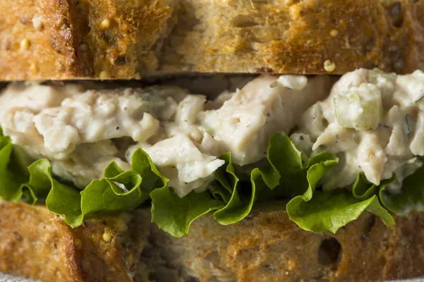 Sanduíche de salada de frango saudável caseiro — Fotografia de Stock