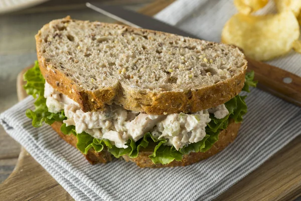 Sandwich casero de ensalada de pollo saludable —  Fotos de Stock