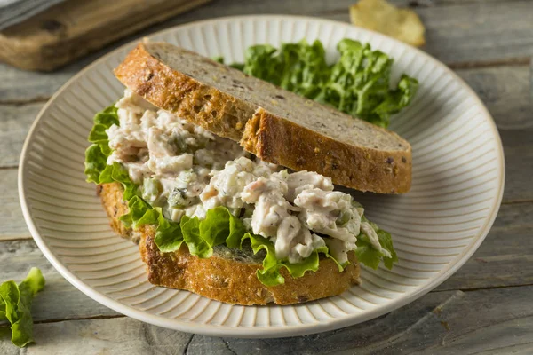 Sanduíche de salada de frango saudável caseiro — Fotografia de Stock