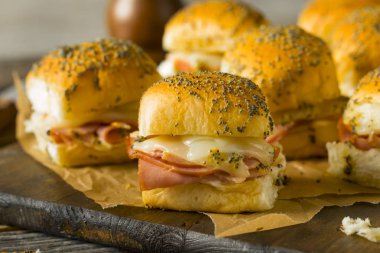 Hawaiian jambon ve peynirli çörekler